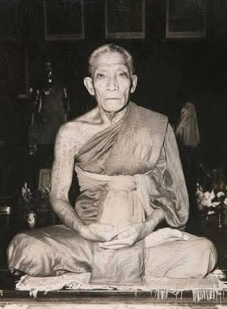 พระปิดตา เจ้าคุณผล วัดหนัง บางขุนเทียน ฝั่งธนบุรี พิมพ์รัศมี (หายาก) เนื้อชินตะกั่วผสมชนวนเก่า ปี2507 ด้านหลังมีจารยันต์