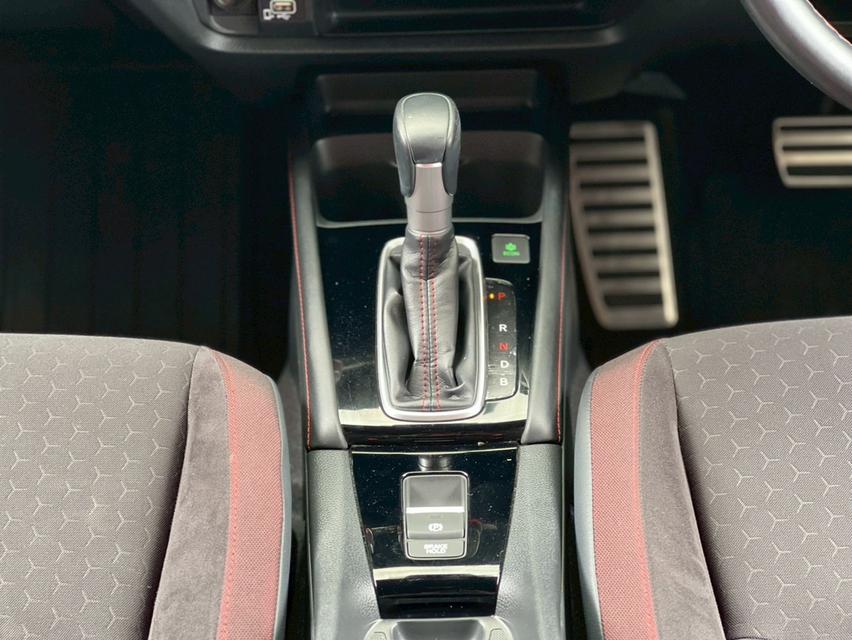 ปี 2023 Honda City 1.5 e:HEV RS Hatchback  13
