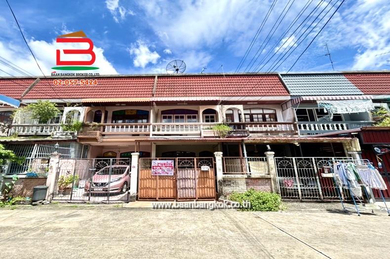 ทาวน์เฮาส์ หมู่บ้าน สุขสบายวิลล่า เนื้อที่ 18 ตรว. ถนนลาดพร้าว แขวงคลองเจ้าคุณสิงห์ เขตวังทองหลาง กรุงเทพมหานคร
