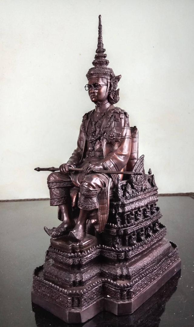 774.พระบรมรูปหล่อในหลวงรัชกาลที่ 9 พระบาทสมเด็จพระปรมินทรมหาภูมิพลอดุลยเดช ทรงประทับบนพระที่นั่งราชยานพุดตานทอง เ รูปที่ 6