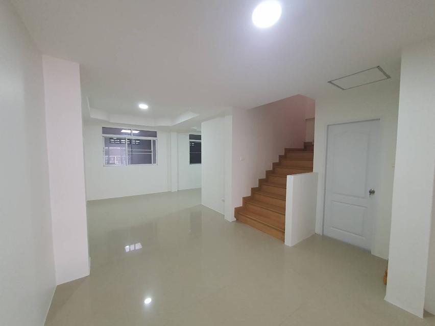 ขายทาวน์เฮาส์ 2 ชั้น รีโนเวทใหม่ 3นอน 2น้ำ รามอินทรา31 ใกล้รถไฟฟ้าสายสีชมพู กม.3-4 เพียง 3.2 ล้าน