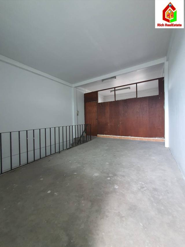 ขายถูกอาคารพาณิชย์ 3.75 ชั้น ซอยเอกชัย 35 แขวงบางขุนเทียน เขตจอมทอง เนื้อที่ดิน 29 ตรว. 3 นอน 2 น้ำ ขายตามสภาพ ติดถนนใหญ่ แหล่งชุมชน มีรถเมล์วิงผ่า 14