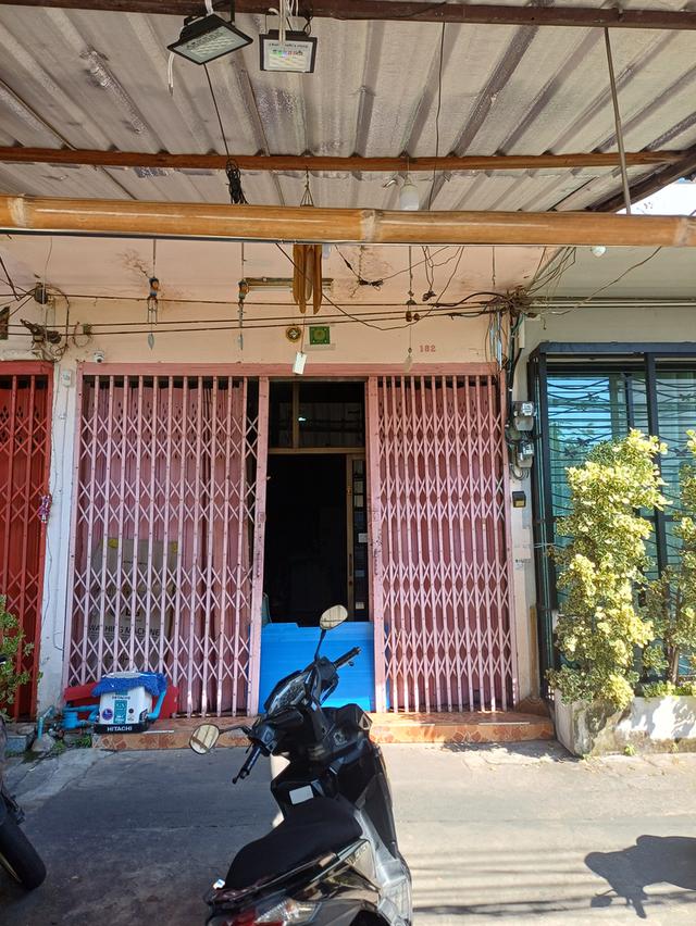 บ้านตึกแถวสามชั้น ใกล้ริมน้ำห่างจากถนนใหญ่ประมาณยี่สิบเมตร เหมาะพักอาศัย ทำร้านอาหารหรือเกสเฮาร์ก็ดี 3