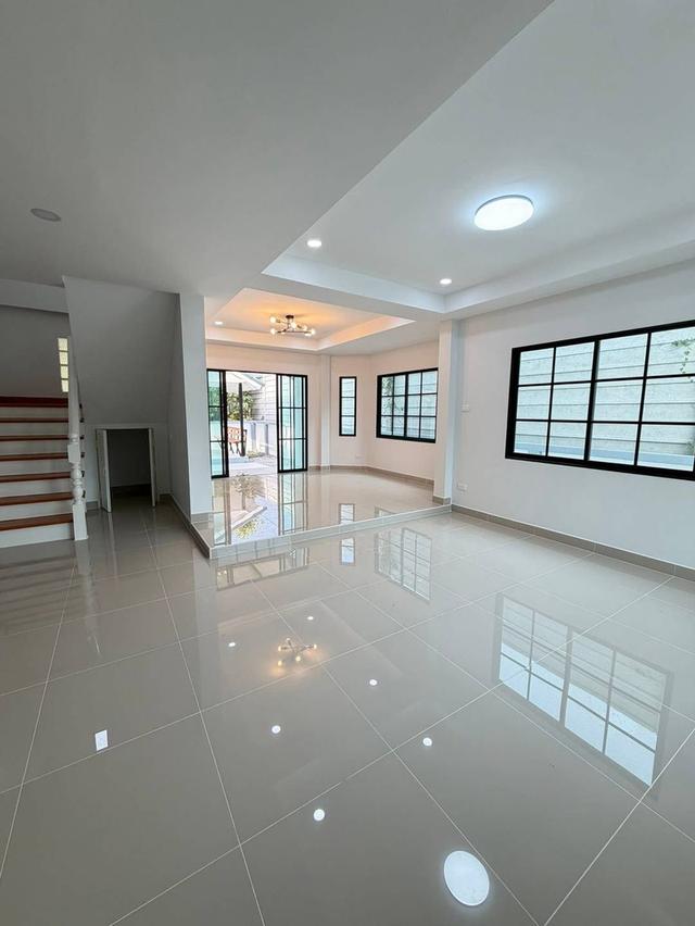 หมู่บ้านศิลปการพาร์ค3   ถนนบ้านกล้วย-ไทรน้อย บ้านเดี่ยว 2 ชั้น ตกแต่งใหม่พร้อมอยู่ หลังมุมถนนเมน สำหรับครอบครัวใหญ่ 5