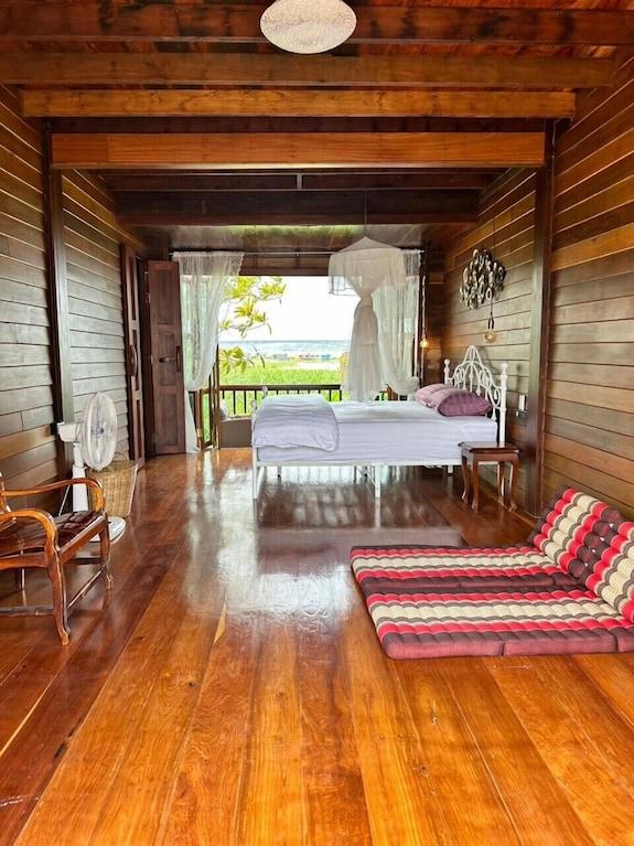 ขายบ้านพร้อมที่ดิน luxury house ติดแม่น้ำเจ้าพระยาที่ดินประมาณ 1ไร่ บ้านไม้ 2หลัง 6ห้องนอน 6ห้องน้ำ จังหวัดปทุมธานี ใกล้ บริษัทเสริมสุข 11
