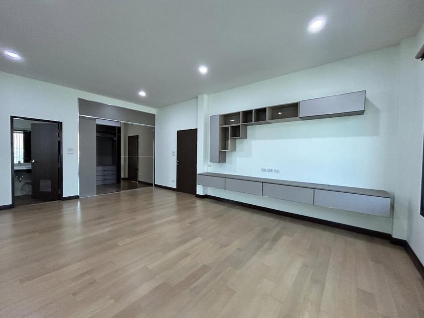 MHS15 ขายบ้านเดี่ยว 2 ชั้น ลาดพร้าว 101 หลังใหญ่เพดานสูง 2.90 เมตร หน้าบ้านทิศตะวันออก มีอ่างจากุซซี่ใหม่และ Rain Shower ทุกห้อง จอดรถได้ 2-4 คัน รูปย่อยที่ 3