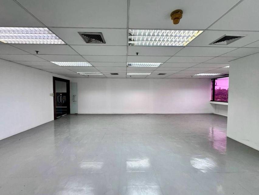 Prime Office for SALE at Ocean Tower 1 view facing Benjakitti Park 4
