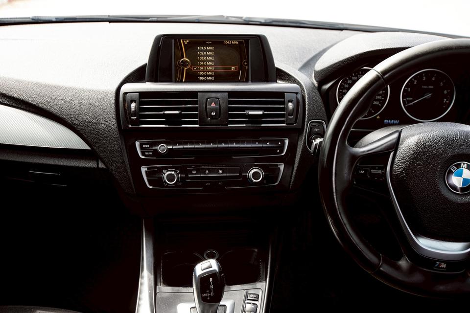 BMW 116i 1.6 TUERER RHD F20 Hatchback สีขาว ปี 2014  17