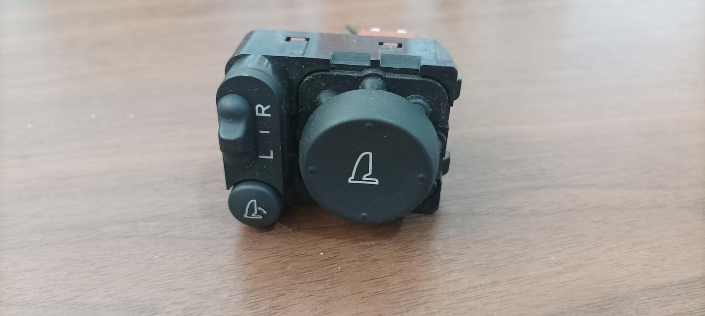 สวิตซ์ปรับกระจกมองข้างไฟฟ้า Honda Jazz แบบมีปุ่มพับกระจก (แท้ญี่ปุ่น มือ2) ราคาต่อ 1 ชิ้น