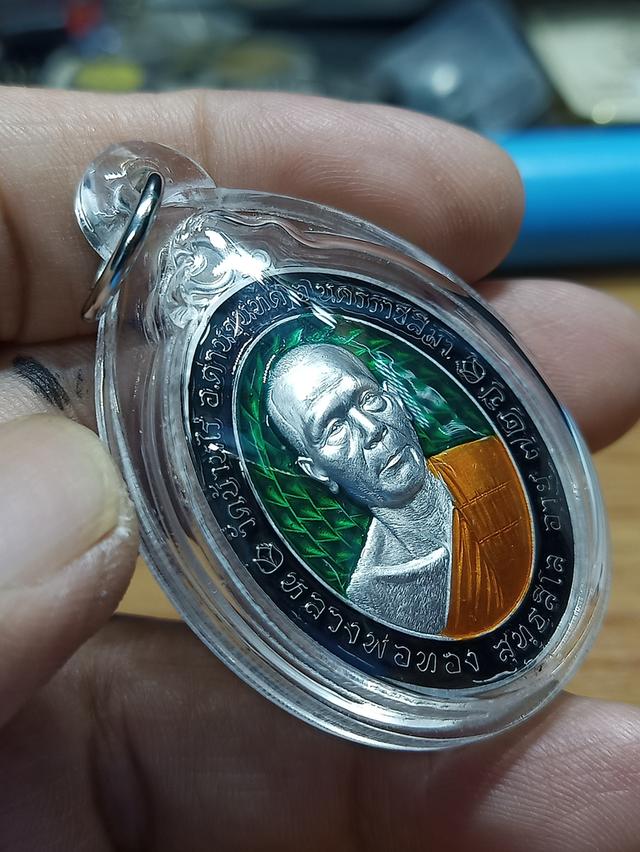 6-6 เหรียญรวยรับทรัพย์ หลวงพ่อทอง สุทธฺสีโล วัดบ้านไร่ จ.นครราชสีมา 2564 ปีกเครื่องบิน ลงยาเขียว ขอบ จีวร หมายเลข 352 กล่องเดิม***เลี่ยมกันน้ำพร้อมใช้ 3