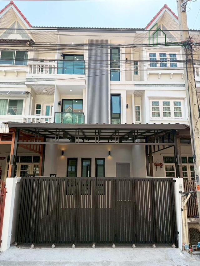 ทาวน์โฮม 3 ชั้น เล่นระดับ ซอยนาคนิวาส37 โชคชัย 1
