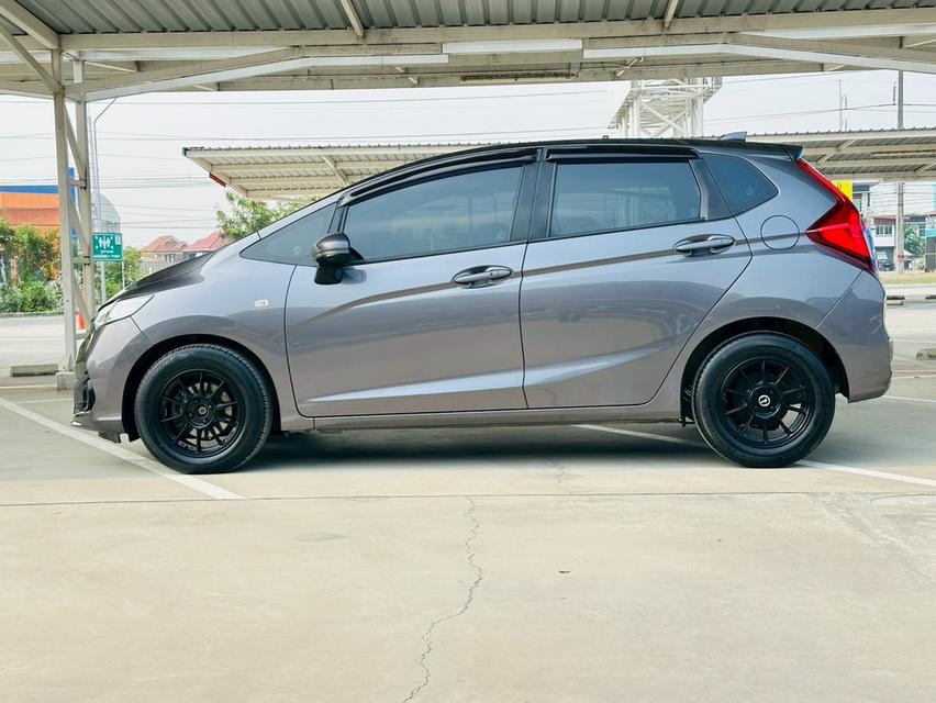 2017 honda jazz (GK)  V+ สีเทาดำ หล่อจบ ออปชั่นครบ ไม่ต้องง้อป้ายแดง รูปที่ 1