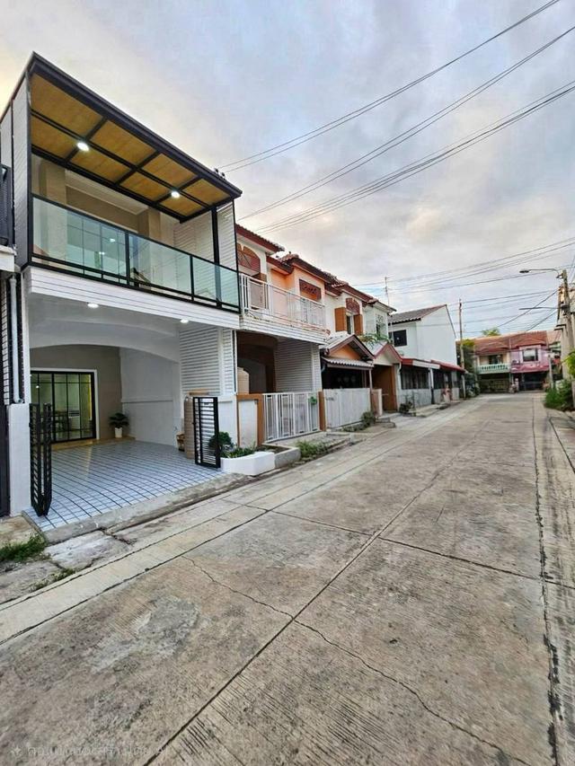 🔥 🏡 ✦ บ้านสวยพร้อมอยู่ ทำเลดี! ✦ 🏡 🔥 ขายทาวน์เฮาส์รีโนเวทใหม่ทั้งหลัง พร้อมเข้าอยู่ โซนนนทบุรี ✨ ราคาเพียง 1.59 ล้านบาท! 5
