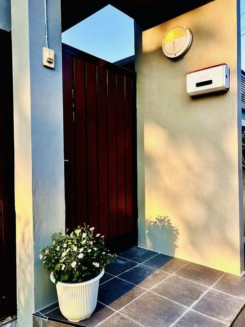 ขาย ให้เช่า บ้านเดี่ยว 2 ชั้น หมู่บ้านมณียา สไตล์รีสอร์ท อยู่เลียบทางด่วนรามอินทรา อยู่บนถนนประดิษฐ์มนูธรรม ฝั่งตรงข้ามเยอรมันตะวันแดง 3