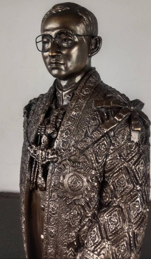 654.พระบรมรูปหล่อในหลวงรัชกาลที่ 9 พระบาทสมเด็จพระปรมินทรมหาภูมิพลอดุลยเดช (รมดำ) รูปที่ 10