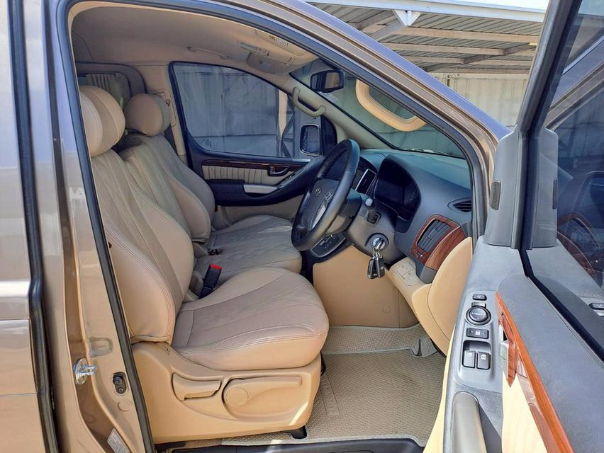 ปี 2017 HYUNDAI GRAND STAREX, 2.5 VIP (สีน้ำตาล) มือเดียวออกห้าง ประวัติดีมากรถเข้าศูนย์ตลอด 8