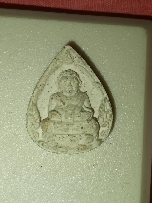 พระสังกัจจายน์เนื้อผง พิมพ์กลีบบัว รุ่นสมโภชพระบรมธาตุ วัดพระมหาธาตุวรมหาวิหาร จังหวัดนครศรีธรรมราช สร้างเมื่อปี พ.ศ. 2539.