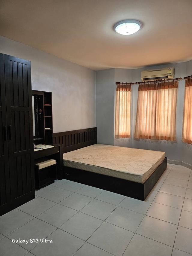 ให้เช่าทาวน์เฮ้าส์ พร้อมเข้าอยู่ เดือนละ 10,000 บาท (มัดจำ 15,000 บาท) พึ่งทาสีใหม่ เข้าทางซอยท่าข้าม วิ่งไปสุดซอยแล้วกลับรถ ชิดซ้าย เห็นเซเว่นอยู่ซ้า 1