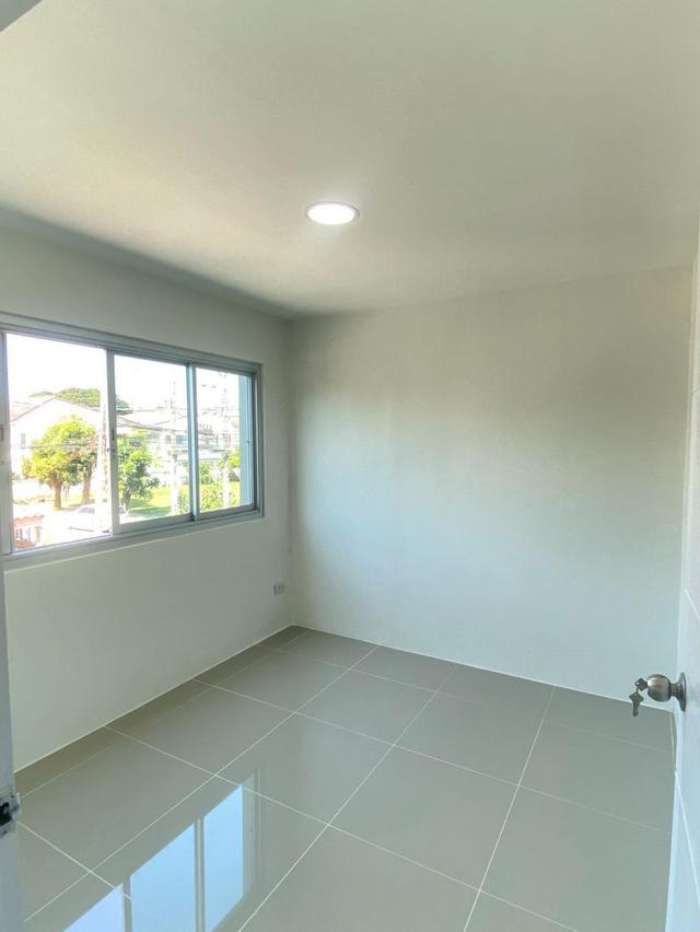 ทาวน์เฮาส์ 2 ชั้น ,หลังมุม เนื้อที่ 23.9 ตร.วา ขายหมู่บ้านกลอรี่เฮาส์ ถ.รามอินทรา 65 แยก 2-2 แขวงท่าแร้ง เขตบางเขน กรุงเทพฯ  9