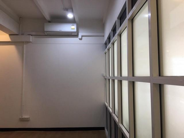 ให้เช่าพื้นที่สำนักงาน ชั้น 4 พร้อมลิฟต์ มีห้องน้ำแยกชายหญิง ใกล้ MRT รัชดา 4