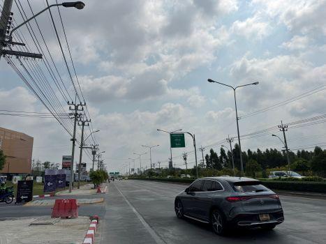 200 ตารางวา เดินทางสะดวก หน้ากว้างมาก ใกล้ตลาดสด โรงพยาบาล สนามบินสุวรรณภูมิ มหาวิทยาลัยพระจอมเกล้า รถไฟฟ้าและมอเตอร์เวย์ ถนนตัดใหม่กรุงเทพกรีฑา พระรา 7