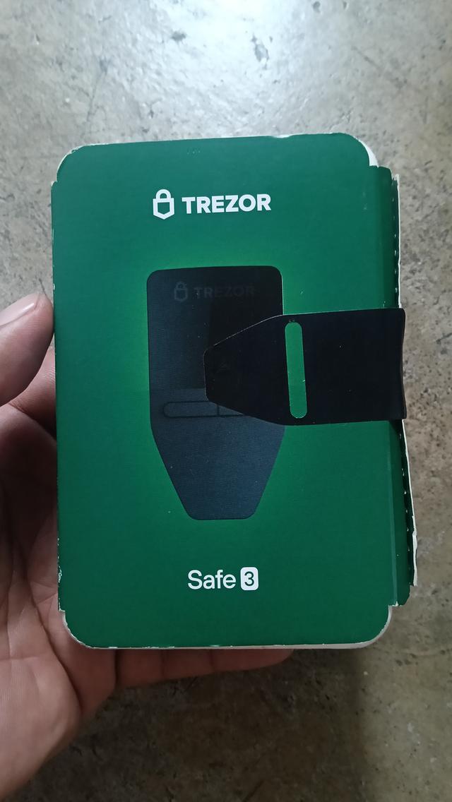 กระเป๋าเก็บเหรียญคลิปโต TREZOR Safe 3