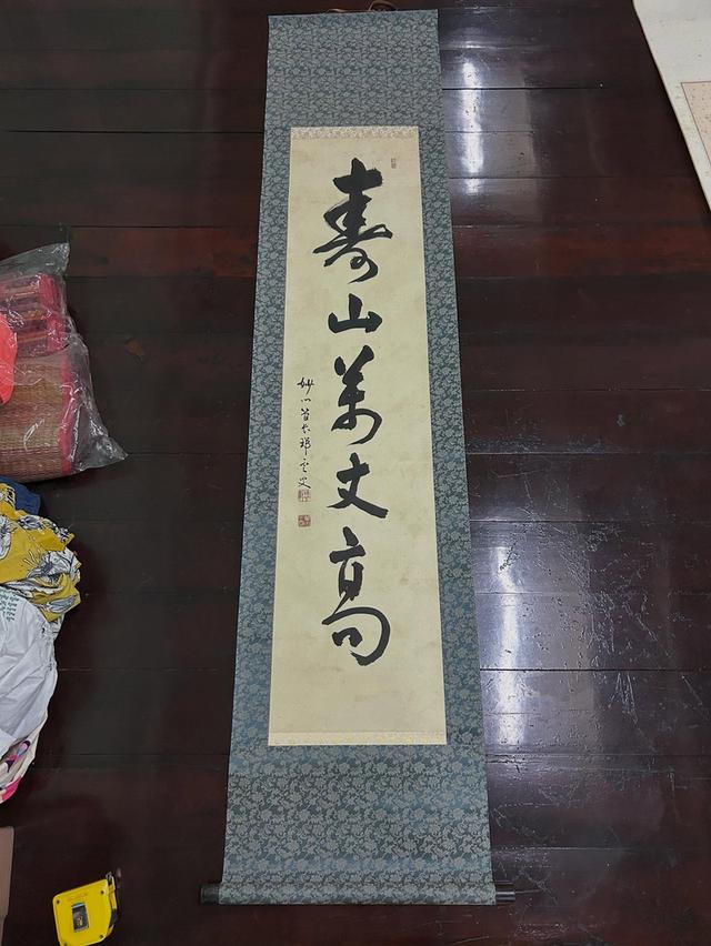 ศิลปะภาพเขียนภาพเขียนภูกันจีนเก่า ขอบผ้าไหม แกนไม้