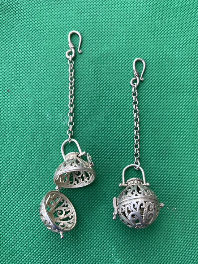 ตลับเงินใส่ลูกอมชานหมาก ตลับใส่วัตถุมงคล เนื้อเงิน ลายฉลุ พร้อมสายเหน็บ 4