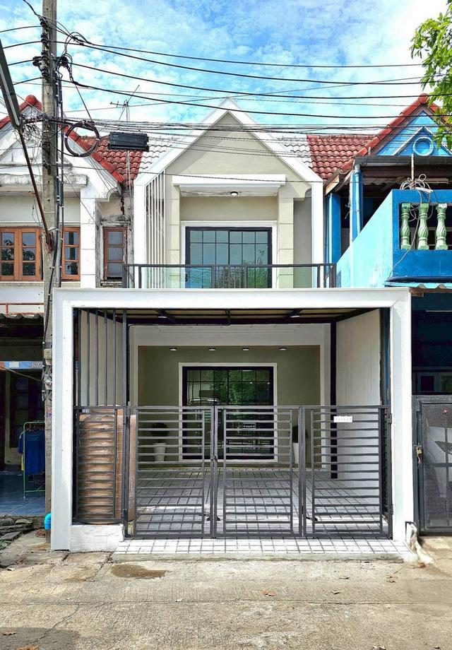 หมู่บ้านเต็มรัก ซอยวัดลาดปลาดุกทาวน์เฮาส์ 2 ชั้น ตกแต่งใหม่พร้อมอยู่ มีระเบียงหน้าบ้าน พร้อมของตกแต่ง 1