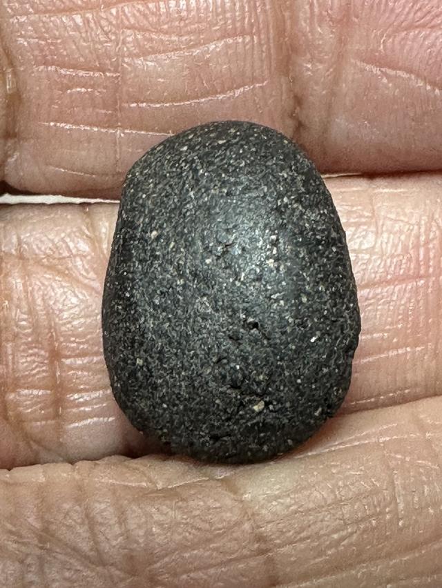 พระปิดตาเนื้อผงคลุกรัก ไม่ทราบที่ รูปที่ 2