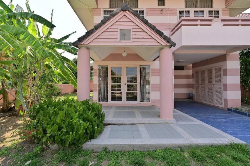 ให้เช่าบ้านเดี่ยว 3 นอน 2 น้ำ พื้นที่ 80 ตรว ใกล้ MRTน้อมเกล้า โรงเรียนเตรียมอุดม เฟอร์ครบ จอดรถ 2 คัน! บ้านหลังใหญ่ บรรยากาศดี เหมาะพักอาศัย 1