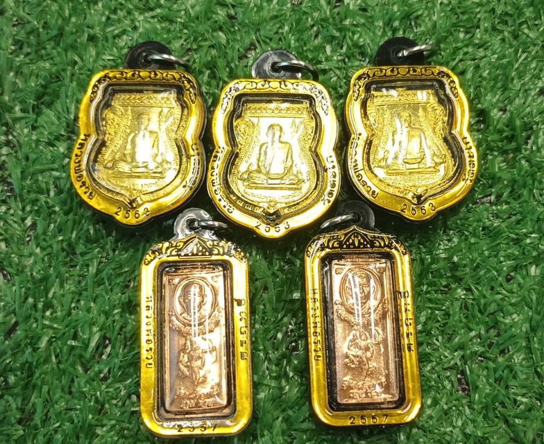 เหรียญแจกทาน รวยมหาทรัพย์ ปี 63=3 องค์เหรียญศรฤทธิ์ ปี 57=2 องค์ ไม่มีกล่องเลี่ยมเลเซอร์กันน้ำ (รับรวม 5 องค์)