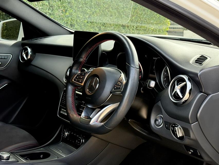 2020 BENZ GLA 250 AMG FACELIFT รถมือเดียวออกป้ายแดง รถวิ่งน้อย เข้าศูนย์ทุกระยะ รถไม่เคยมีอุบัติเหตุครับ 10