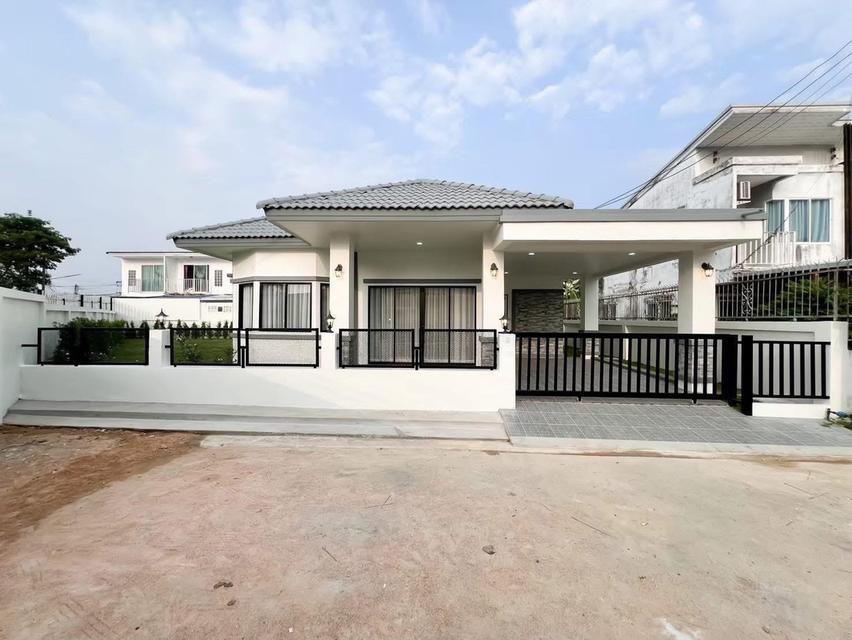 🏡 ขายบ้านเดี่ยวชั้นเดียว – หมู่บ้านรัตนากร 19 ✨ พื้นที่กว้าง 84 ตร.วา 🛏 3 ห้องนอน 🛁 2 ห้องน้ำ 🛋 พร้อมเฟอร์นิเจอร์และของตกแต่งครบ 🔧 เก็บงานและเก็บ 1