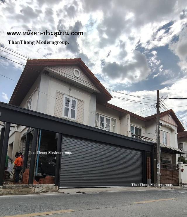 ประตูโรงจอดรถ POSCOสีเทาเข้มสุดเท่หน้างานโพธิ์แก้วขอบคุณลูกค้าที่เลือกความแข็งแรงและดีไซน์ที่ไม่ซ้ำใครจากฐานทองโมเดิร์นกรุ๊ป