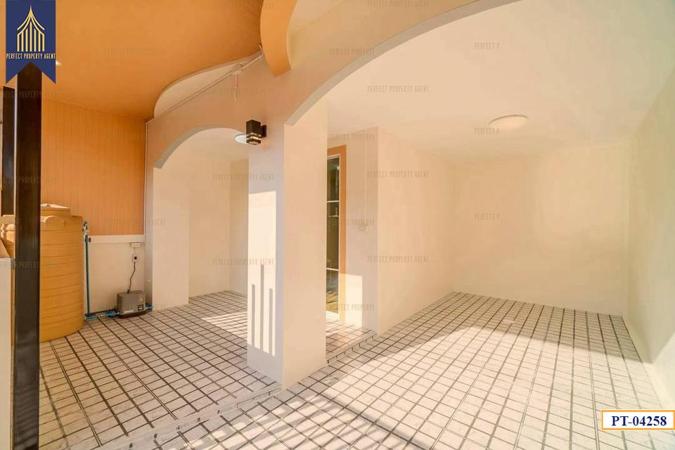 ขาย ทาวน์เฮ้าส์ สุชา บางบัวทอง ตกแต่งใหม่ มีเทอเรซ พร้อมอยู่ ฟรีโอน 2