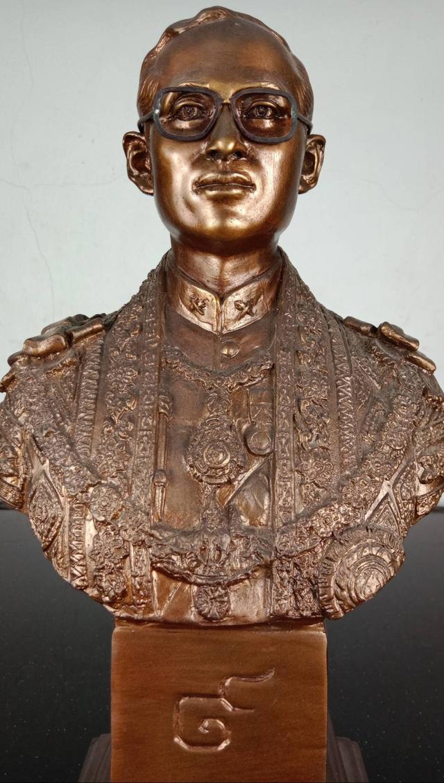 23.พระบรมรูปหล่อครึ่งพระองค์ในหลวงรัชกาลที่9 พระบาทสมเด็จพระปรมินทรมหาภูมิพลอดุลยเดช ฉลองพระองค์บรมราชภูษิตาภรณ์  พ รูปที่ 2