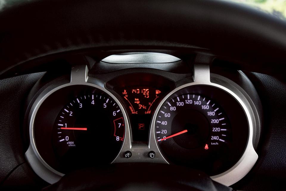 Nissan Juke 1.6V ปี 2015 สีแดง  16