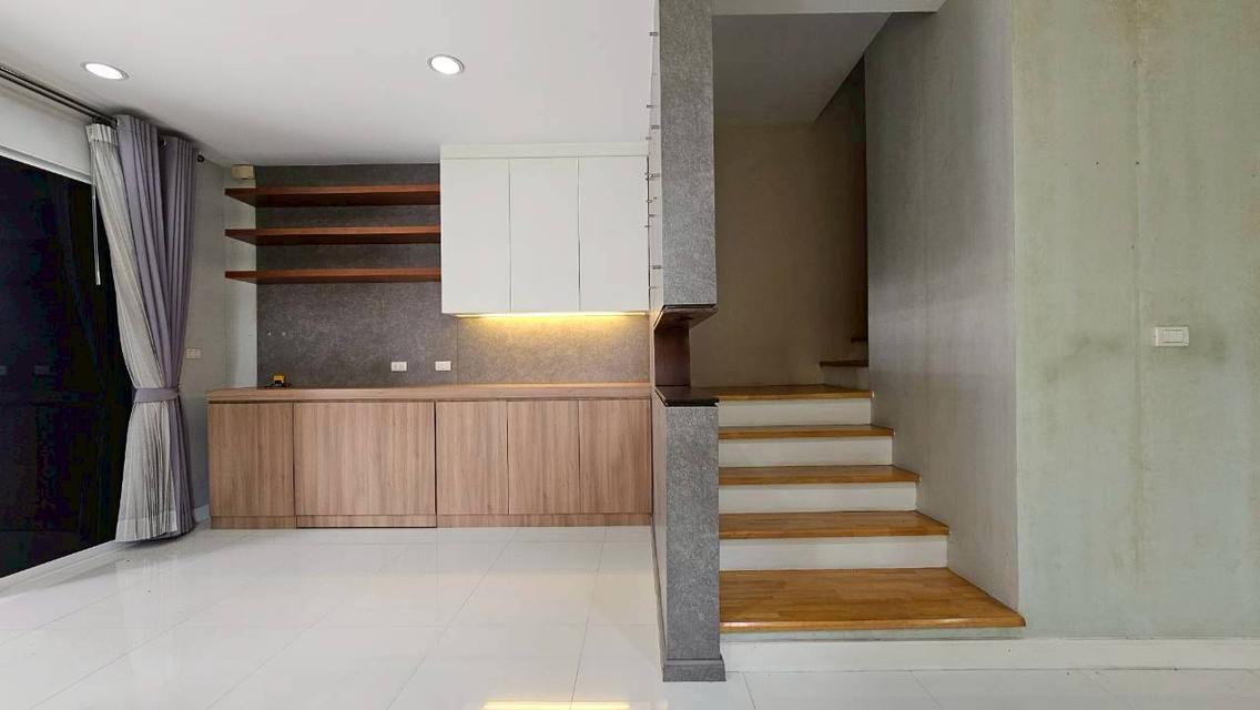 ขายด่วน ทาวน์โฮม 3 ชั้น หมู่บ้านกลางเมือง เกษตร - นวมินทร์  หลังริม เนื้อที่ 51.7 ตารางวา 3 ห้องนอน 3 ห้องน้ำ  2 จอด 10