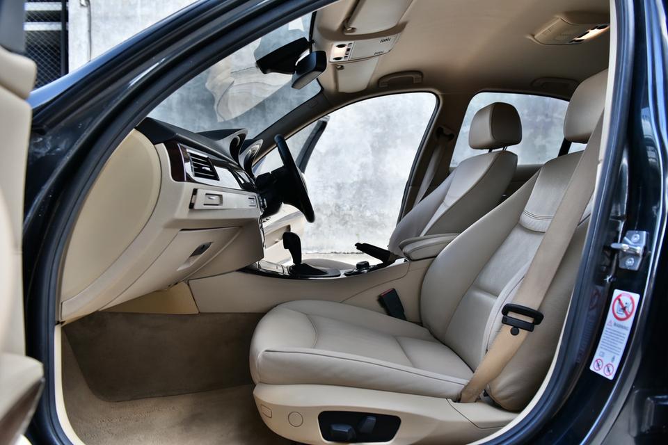 2010 แท้ BMW 320i SE LCI V-Shape E90 ทะเบียนคืน"🎊 รูปที่ 17