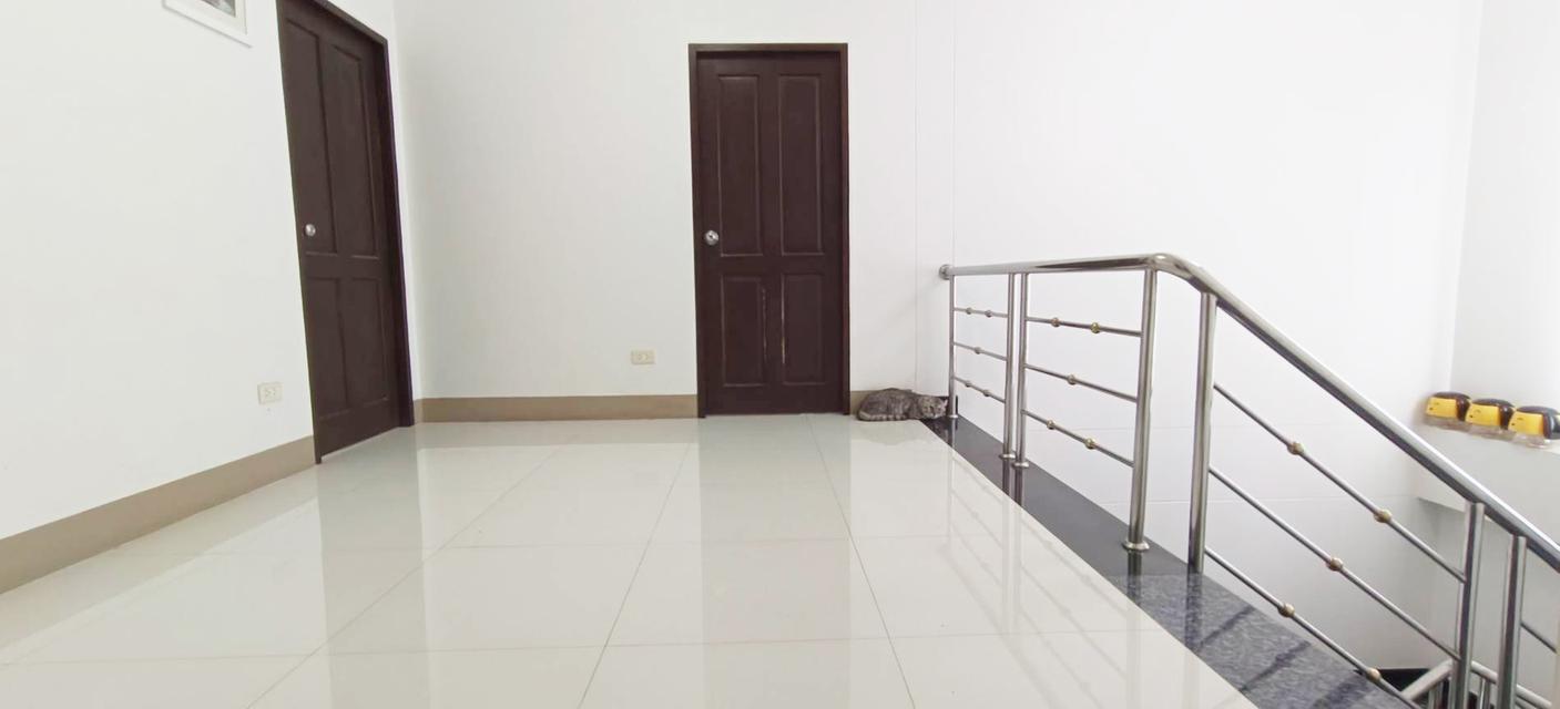 บ้านเดี่ยว 2 ชั้น 5 ห้องนอน 4 ห้องน้ำ ห้องครัว ห้องรับแขก  ระเบียงดาดฟ้า บ่อปลาคราฟ ปั้มน้ำ ถ้งเก็บน้ำ ซักล้าง สวน แอร์ 5 ตัว มุ้งลวดพร้อมม่าน 9