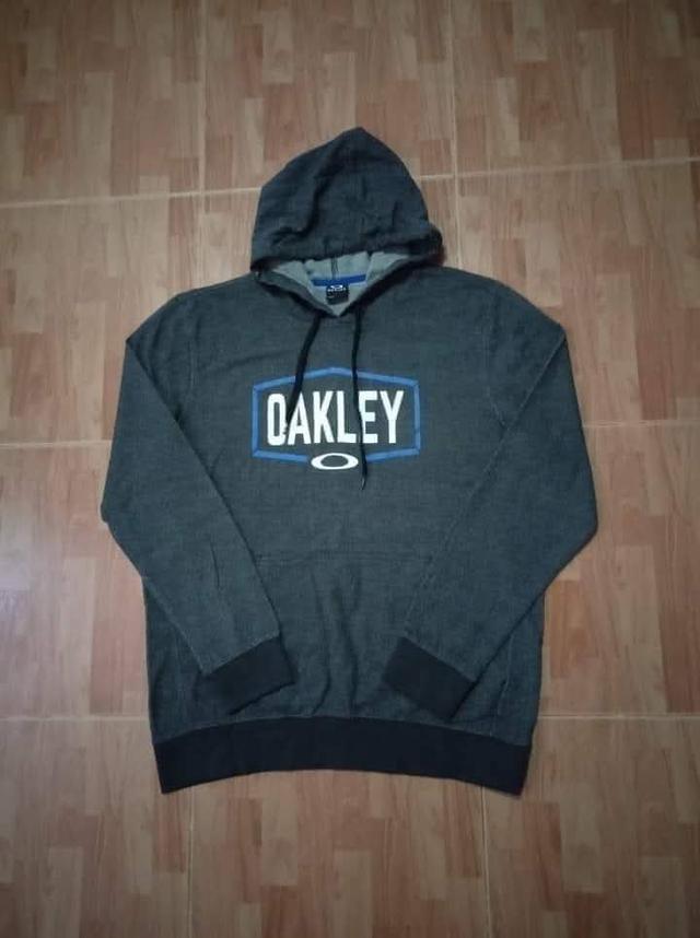 OAKLAY / REGULAR FIT เสื้อฮู๊ดสีโทนดำเทา เนื้อผ้าไม่หนา ยืดหยุ่น ใส่สบาย สภาพดีมาก ไม่มีตำหนิ ป้ายแคร์ตะเข็บในถูกตัดออก