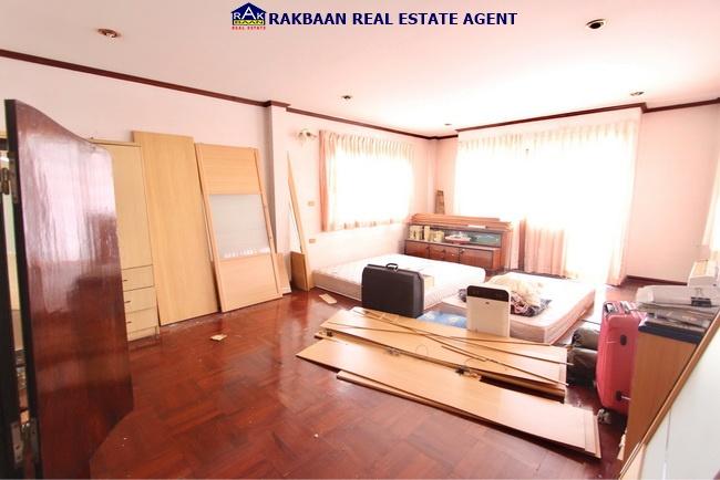 ขายบ้านลดาวัลย์ ปิ่นเกล้า 267 ตร.ว. หลังมุม 5 นอน 4 น้ำ 1 ห้องเมท จอดรถ 6 คัน 7