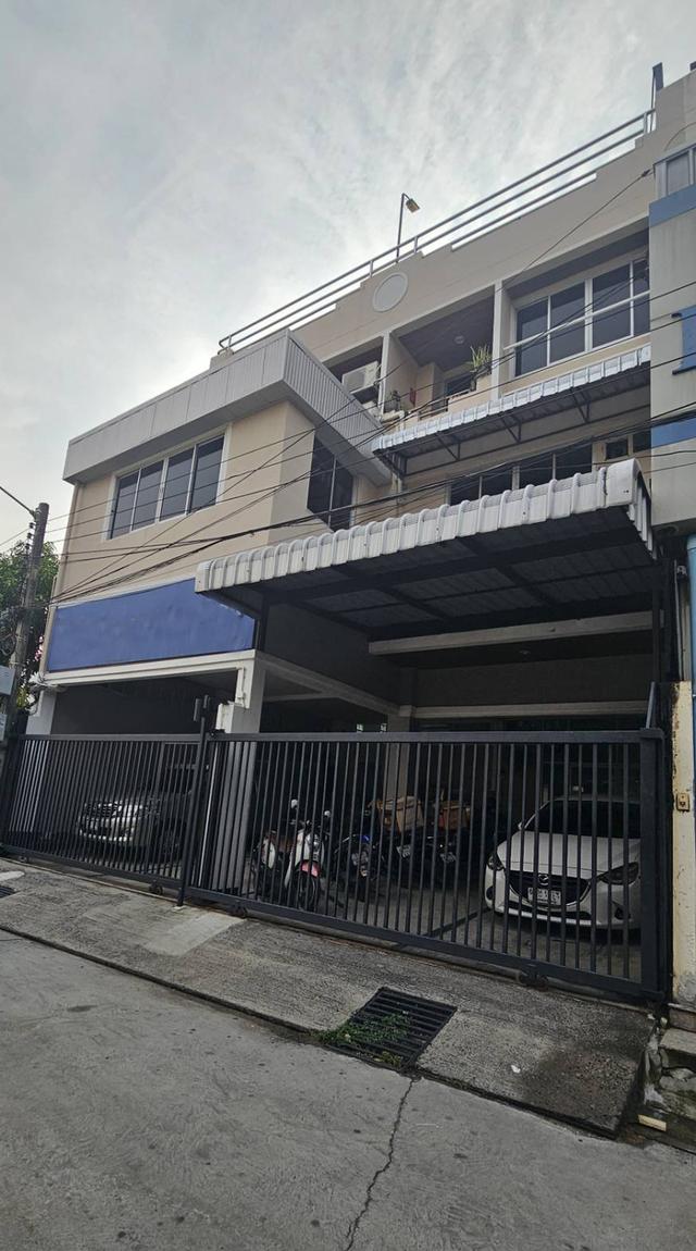 โฮมออฟฟิศ อุดมสุข 50 ตารางวา พื้นที่ใช้สอยทั้งหมด 580 ตารางเมตร ขาย 16 ล้านบาท ให้เช่า 60,000 บาท 2