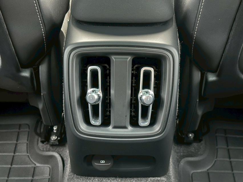 Volvo C40 TwinMotor 2023• Mileage: 28,000 km 16