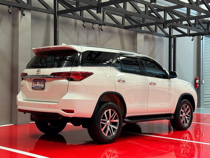 2017 TOYOTA FORTUNER 2.8 V รถมือเดียวออกป้ายแดง รถวิ่งน้อย ประวัติศูนย์ครบ ไม่เคยมีอุบัติเหตุครับ
