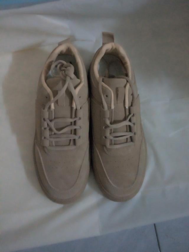 รองเท้าหนังกำมะหยี่สีน้ำตาล