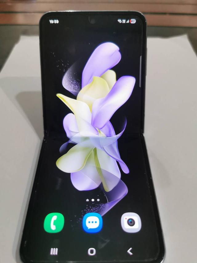 ซัมซุง Galaxy Z Flip4 256 สีฟ้า ** มีตำหนิเส้นรอยพับกลางจอบางๆ กับจุดข้าง **ไม่มีผลกับการใช้งาน ขอคนรับได้ค่ะมีแค่ตัวเครื่องค่ะ รูปย่อยที่ 2