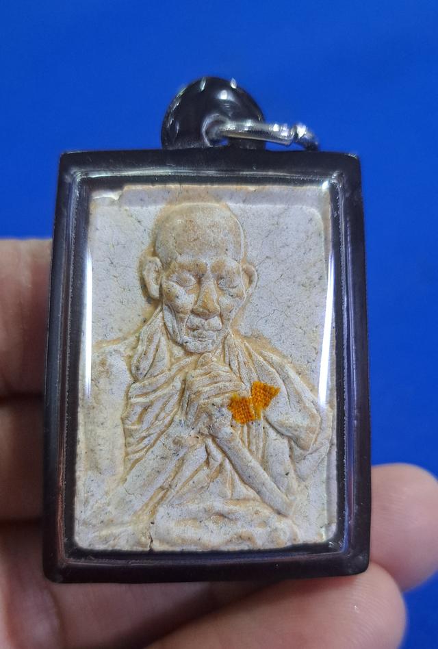 #พระผงภาวนา หลังพญาครุฑ ปี 2532 หลวงพ่อเกษม เขมโก ติดจีวรในพิมพ์ เนื้อเข้มขลัง มาพร้อมเลี่ยม น่าบูชาสะสมยิ่ง #แท้ทันหลวงพ่อเกษมปลุกเสกครับ