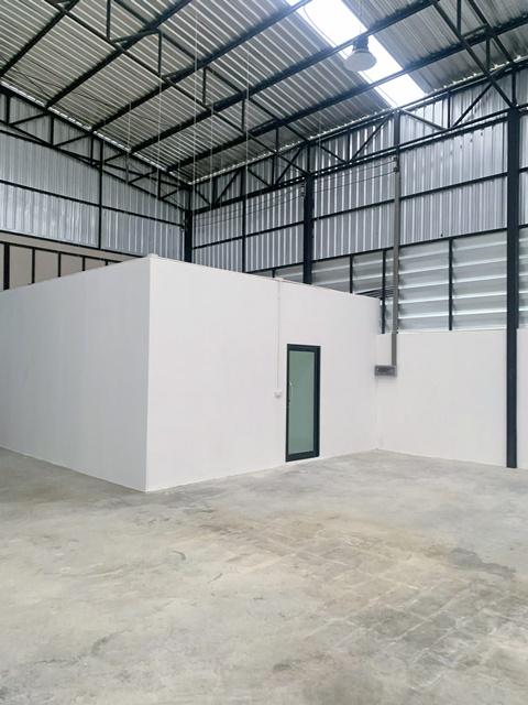 ใกล้ที่สุดโรบินสัน ศรีสมาน 900ม. ไทวัสดุ ศรีสมาน 2.2 กม. ให้เช่าโกดัง พร้อมออฟฟิศ 300ตร.ม. 70 ตร.วา. 1 นอน 1 ออฟฟิศ 3 น้ 4